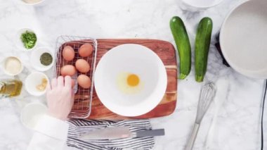 Kızartma tavasında zeytinyağında kabak keki kızartıyorum..