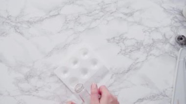 Gıda parıltısıyla sevimli kar taneleri boyamak.