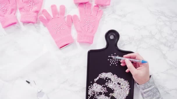 Rhinestone Roze Kids Handschoenen Met Sneeuwvlok Vormen — Stockvideo