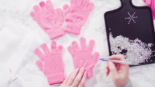 Rhinestone Różowe Rękawiczki Dla Dzieci Kształtami Płatków Śniegu — Wideo stockowe