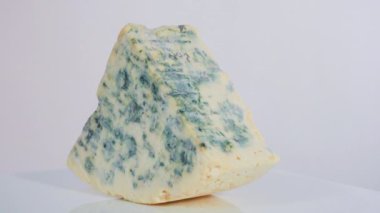 Gurme peynir dilimi, beyaza yakın görünüm