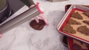 Zencefilli kurabiye hamurundan Noel kurabiyeleriyle şekiller kesiyorum..