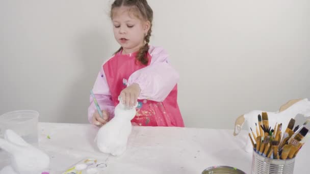 Hausaufgabenbetreuung Während Der Sperrung Der Covid Kleines Mädchen Bemalt Osterhasenfigur — Stockvideo