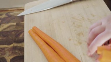 Tezgahta salata hazırlamak için malzemeler hazırlanıyor..