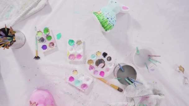 Nauka Domu Podczas Zamknięcia Covid Mała Dziewczynka Malowanie Papieru Mache — Wideo stockowe