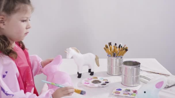 Hausaufgabenbetreuung Während Der Sperrung Der Covid Kleines Mädchen Bemalt Osterhasenfigur — Stockvideo