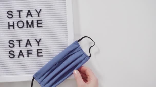 Stay Home Teken Message Board Met Een Zelfgemaakt Gezichtsmasker — Stockvideo