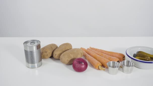 Összetevők Elkészítése Vinaigrette Saláta Készítéséhez Pulton — Stock videók