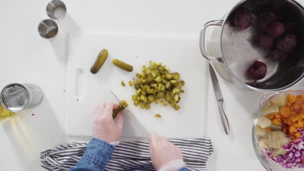 Zutaten Für Vinaigrette Salat Auf Der Theke Zubereiten — Stockvideo