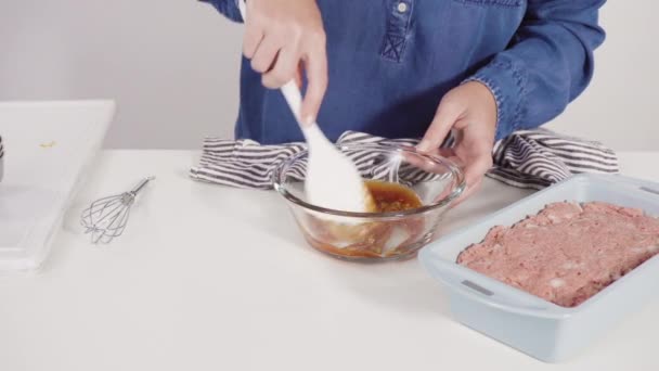 Blandning Ingredienser För Klassisk Nötkött Köttfärslimpa Recept Ett Glas Blandningsskål — Stockvideo