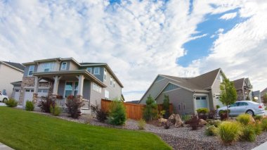 Denver, Colorado, ABD-19 Temmuz 2020 - Bir yaz sabahı tipik banliyö manzarası.