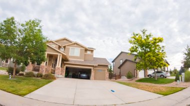 Denver, Colorado, ABD-19 Temmuz 2020 - Bir yaz sabahı tipik banliyö manzarası.