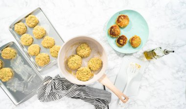 Düz yatıyordu. Kızartma tavasında zeytinyağında kabak keki kızartıyorum..