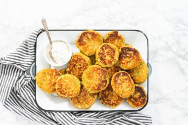 Düz yatıyordu. Servis tepsisinde taze kızarmış kabak kekleri..