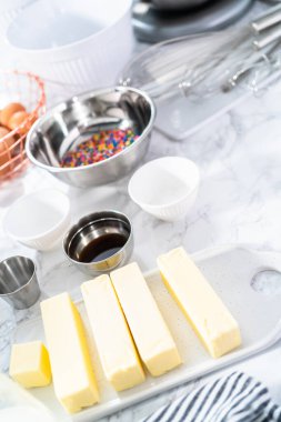 Renkli fındıklı kek pişirmek için gerekli malzemeler..