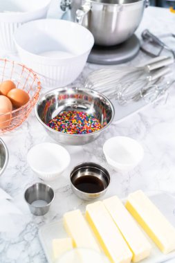 Renkli fındıklı kek pişirmek için gerekli malzemeler..