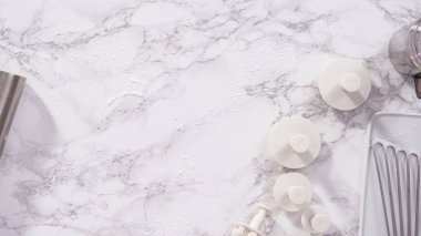 Düz yatıyordu. Adım adım. Beyaz fondantımızı mermer tezgahta yuvarlıyoruz..