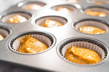 Balkabağı aromalı kek hamuru ve kapkek tavası..