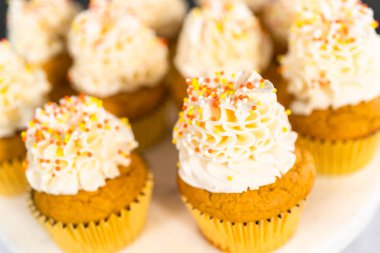 İtalyan tereyağlı ve pasta standına serpiştirilmiş balkabaklı kek..