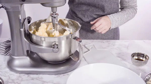 Крок Кроком Змішування Інгредієнтів Стоячому Кухонному Мікшері Випікання Торта Funfetti — стокове фото
