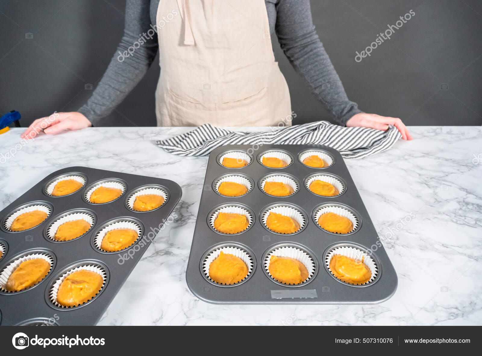 Pumpkin Spice Cupcake Batter Cupcake Pan Liners — Stock Photo