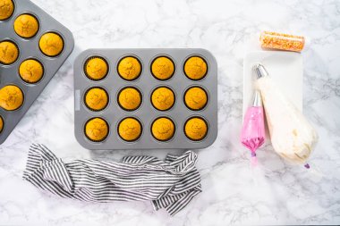 Düz yatıyordu. Taze pişmiş balkabağı baharatlı kek. Kek kalıbında soğutuluyor..