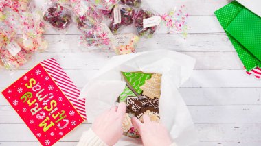 Düz yatıyordu. Adım adım. Ev yapımı şekerleme ve kurabiyeleri Noel hediyesi kutusuna koymak.