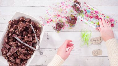 Düz yatıyordu. Adım adım. Ev yapımı macadamia şekerlemesi küçük hediye paketlerine konuyor..