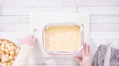 Düz yatıyordu. Adım adım. Beyaz bir kesme tahtasıyla ev yapımı şekerleme kesiyorum..