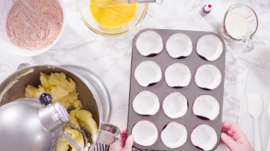 Düz yatıyordu. Adım adım. Kırmızı kadife kekler pişirmek için mutfak mikserinin malzemelerini karıştırıyorum..