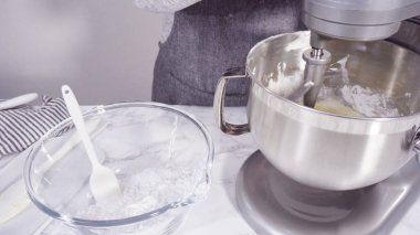 Adım adım. Krem peynirli krema hazırlamak için mutfak mikserinin malzemelerini karıştırıyorum..