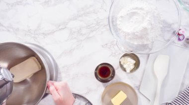 Düz yatıyordu. Adım adım. Krem peynirli krema hazırlamak için mutfak mikserinin malzemelerini karıştırıyorum..