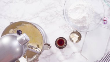 Düz yatıyordu. Adım adım. Krem peynirli krema hazırlamak için mutfak mikserinin malzemelerini karıştırıyorum..