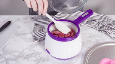 Adım adım. Çikolata kalıplı şekiller için erimiş kırmızı çikolata parçaları..