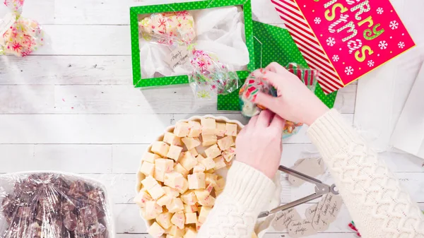 Düz yatıyordu. Adım adım. Ev yapımı şekerleme paketleri küçük hediye paketlerine konuyor..