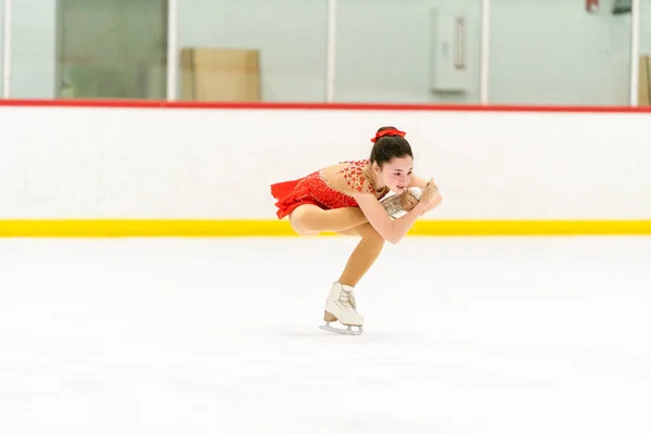 Ragazza Adolescente Che Pratica Pattinaggio Artistico Una Pista Pattinaggio Ghiaccio — Foto Stock