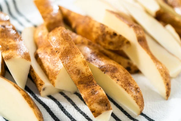 Preparação Batatas Fritas Cunhas Com Azeite Especiarias Para Assar Forno — Fotografia de Stock