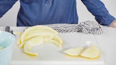 Adım adım. Beyaz kesme tahtasında kaygan altın çiğ taneli kavun.