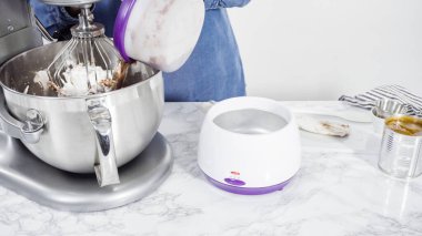 Adım adım. Ayakta duran bir mutfakta ev yapımı çikolatalı dondurma hazırlıyorum..