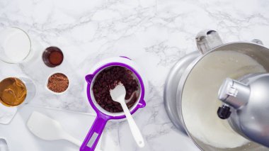 Düz yatıyordu. Adım adım. Ayakta duran bir mutfakta ev yapımı çikolatalı dondurma hazırlıyorum..