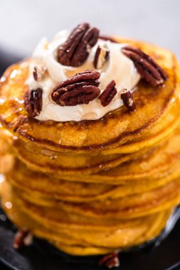 Siyah tabakta bir yığın taze balkabağı gözlemesi.