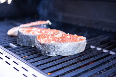 Dışarıda ızgarada ızgara somon bifteği..