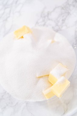 Limonlu kek hazırlamak için karıştırma kabındaki malzemeleri karıştırıyorum..