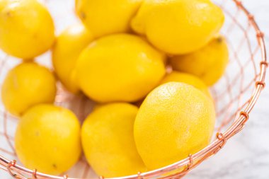 Limonlu kek hazırlamak için cam karıştırma kaselerinde bulunan malzemeler..