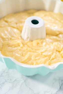 Pasta hamuru kek tepsisi pişirmeye hazır..