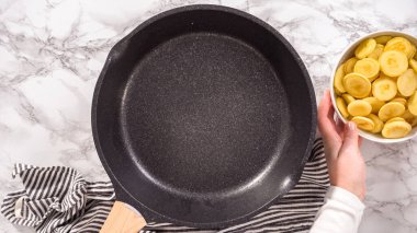 Düz yatıyordu. Adım adım. Yapışmayan tavada mini krep gevreği kızartıyorum..