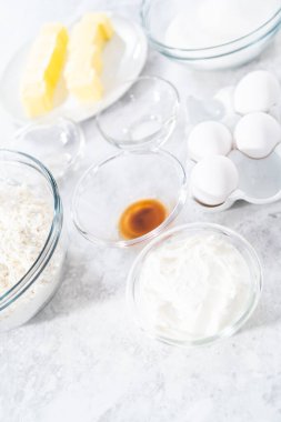 Kadehleri karıştırıp 4 Temmuz 'da çikolatalı pasta pişirmek için..