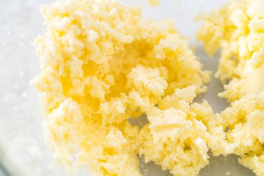 4 Temmuz pastasını çikolatalı yıldızlarla karıştırmak için cam bir kasenin içindekileri karıştırıyorum..