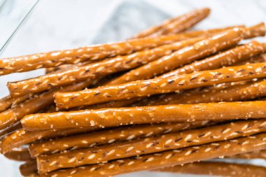 Deniz kızı çikolatalı çubuk kraker hazırlamak için cam karıştırma kabındaki malzemeler..