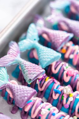 Deniz kızı çikolata çubukları pembe ve mor çikolata serpiştirilmiş ve serpiştirilmiş..